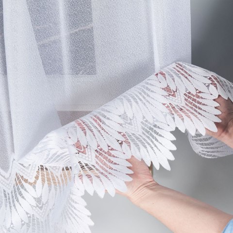 Biała firanka żakardowa o wysokości 170 cm. Subtelny wzór i wysoka jakość wykonania. Doskonała dekoracja do Twojego okna.