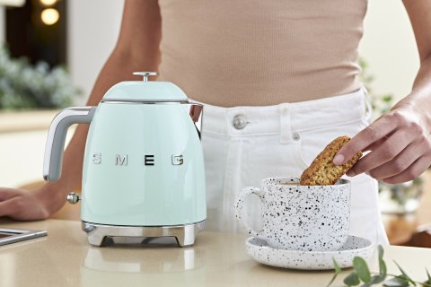 pistacjowy czajnik smeg w kuchni