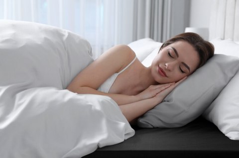 PRZEŚCIERADŁO Z GUMKĄ BASIC 160 X 200 X 30 CM CZARNY