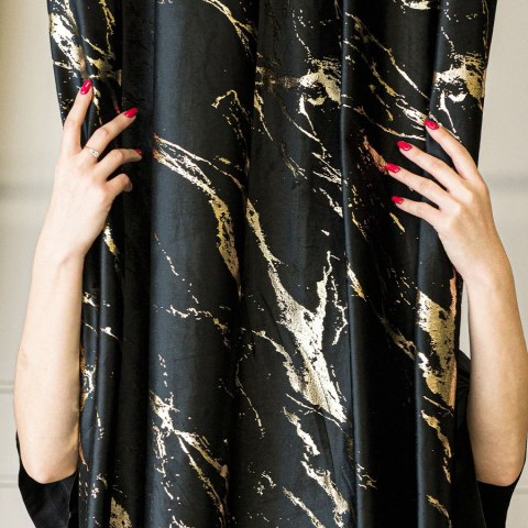 MARMA Zasłona gotowa na przelotkach, szerokość 140cm x wysokość 250cm, kolor 111 czarny ze złotym nadrukiem na VELVI TD0033/ZGP/