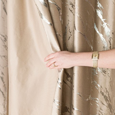 MARMA Zasłona gotowa na taśmie, szerokość 140cm x wysokość 250cm, kolor 001 ciemny beżowy ze srebrnym nadrukiem na VELVI TD0037/