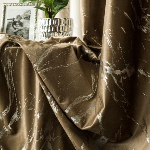 MARMA Zasłona gotowa na taśmie, szerokość 140cm x wysokość 250cm, kolor 002 brązowy ze srebrnym nadrukiem na VELVI TD0037/ZGT/00