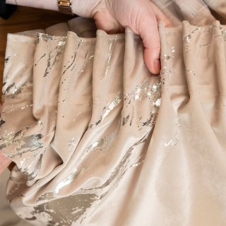 MARMA Zasłona gotowa na taśmie, szerokość 140cm x wysokość 250cm, kolor 003 jasny beżowy ze srebrnym nadrukiem na VELVI TD0037/Z