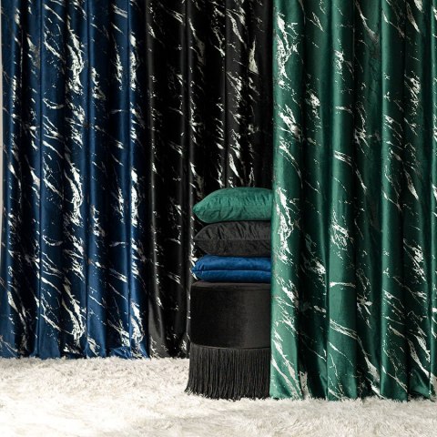 MARMA Zasłona gotowa na taśmie, szerokość 140cm x wysokość 250cm, kolor 010 ciemny zielony; butelkowy ze srebrnym nadrukiem na V