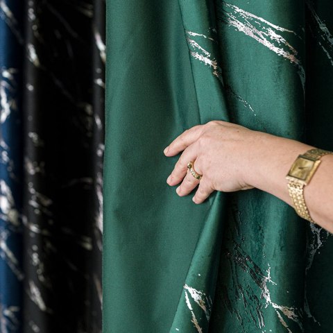 MARMA Zasłona gotowa na taśmie, szerokość 140cm x wysokość 250cm, kolor 010 ciemny zielony; butelkowy ze srebrnym nadrukiem na V