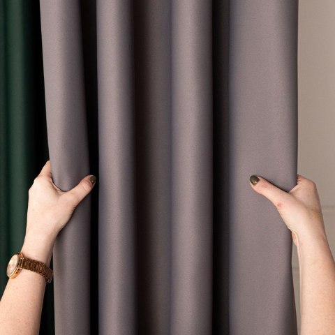 Zasłona gotowa typu blackout na przelotkach, szerokość 140cm x wysokość 250cm, kolor 204 ciepły ciemny szary TD0015/ZGP/204/1402