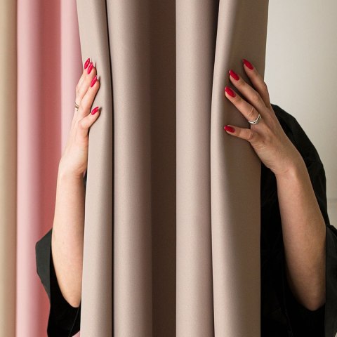 Zasłona gotowa typu blackout na przelotkach, szerokość 140cm x wysokość 250cm, kolor 212 ciemny chłodny beżowy TD0015/ZGP/212/14