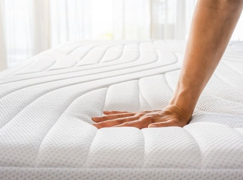 Materiał TEMPUR dopasowujący się do ciała - nacisk dłoni na powierzchnię materaca