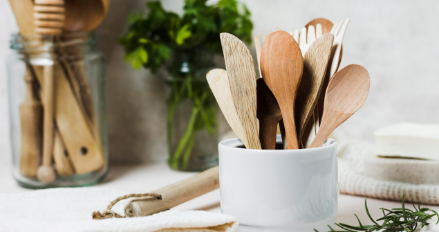 Jakie akcesoria kuchenne są niezbędne w małej kuchni?