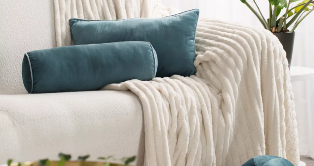 Poduszki dekoracyjne – jak odmienić wygląd sypialni w kilka minut?